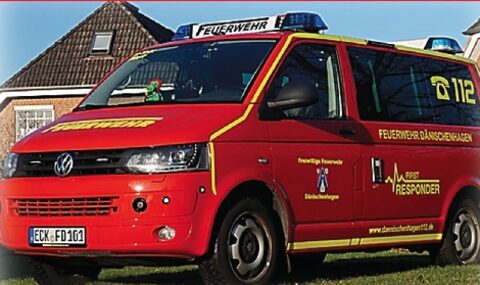 Roter VW-Bus mit gelben Streifen, Blaulicht und der Aufschrift „First Responder“ auf der Seitentür.